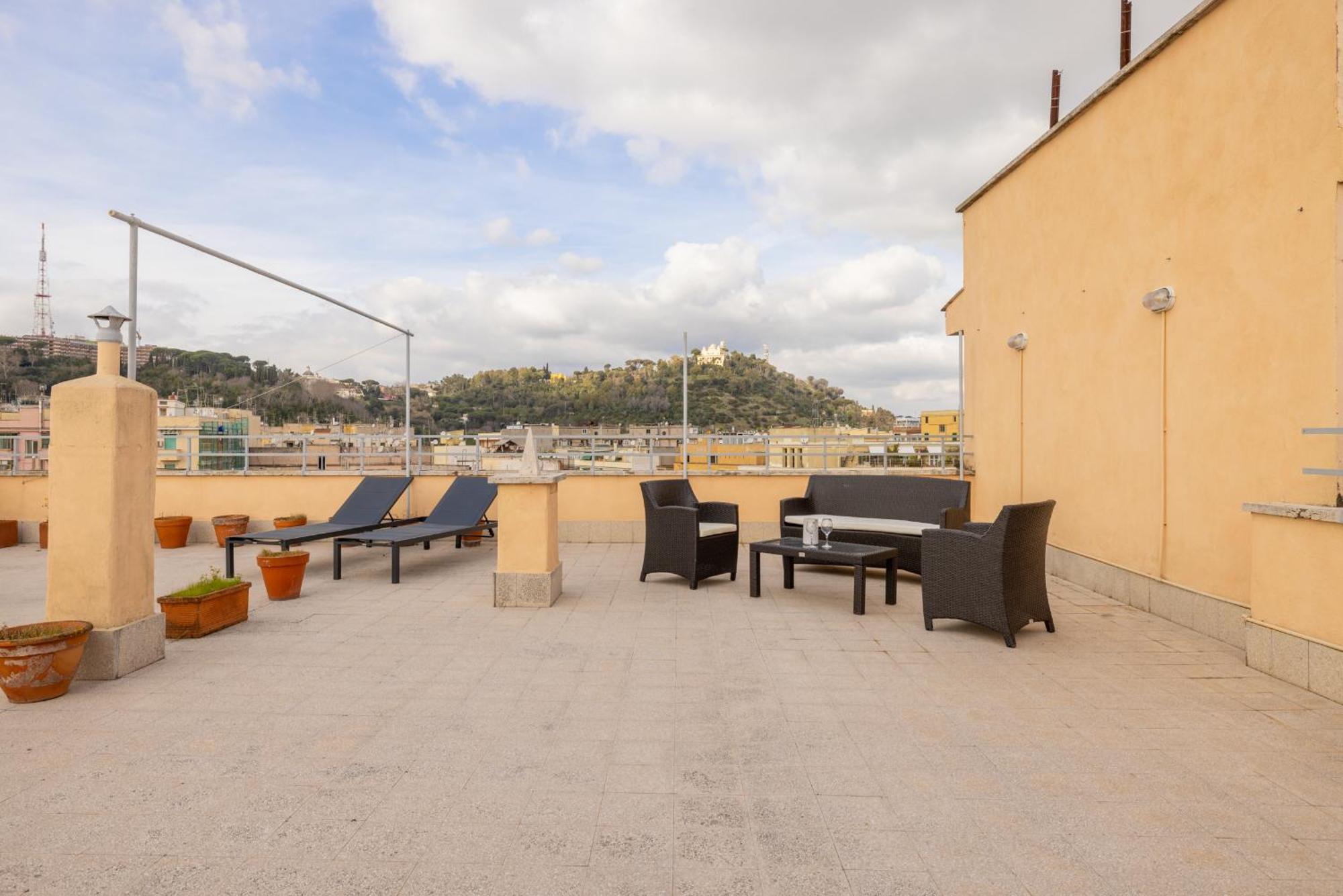 Top Floor Apt With Rooftop Terrace Near St. Peter Рим Екстериор снимка