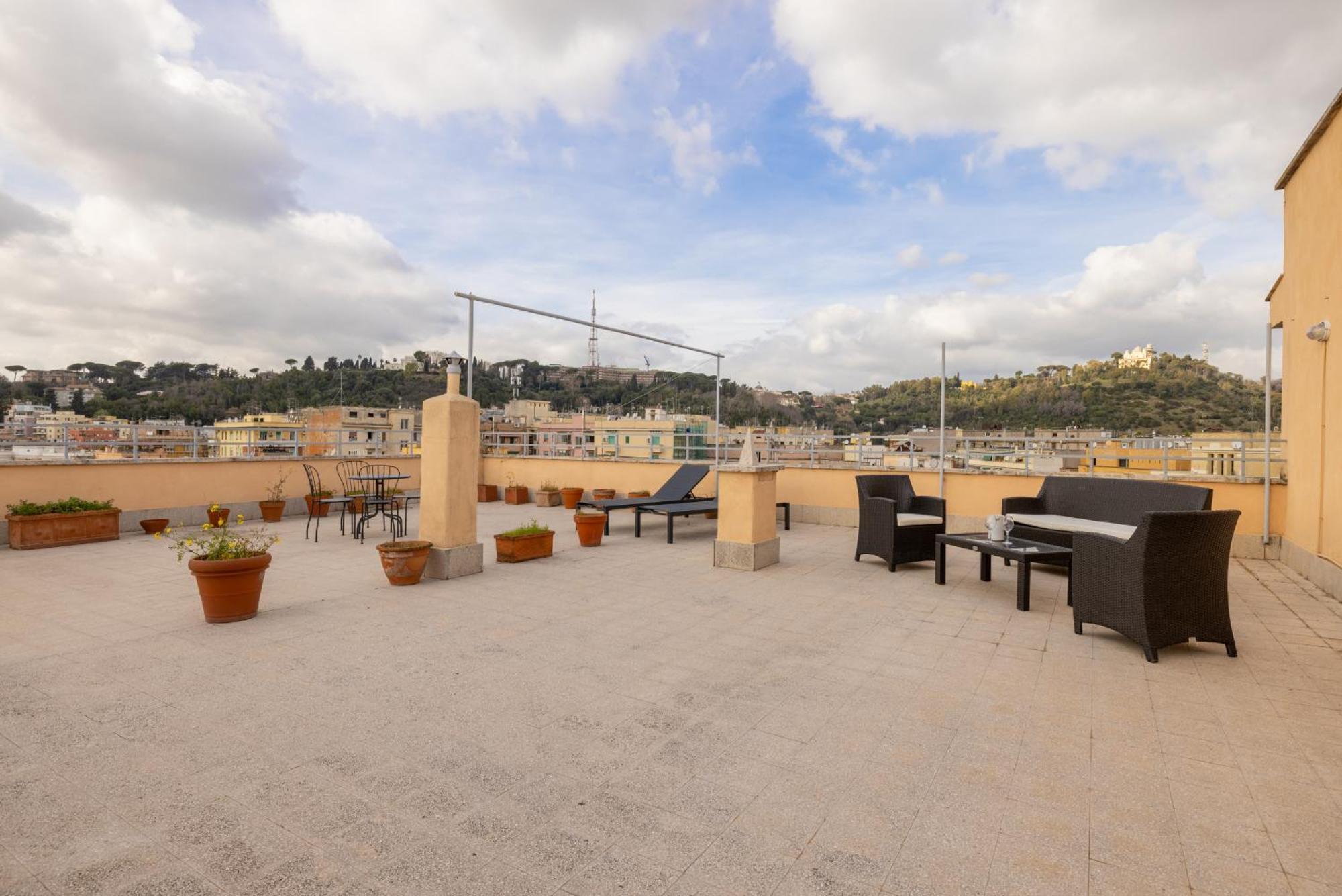 Top Floor Apt With Rooftop Terrace Near St. Peter Рим Екстериор снимка