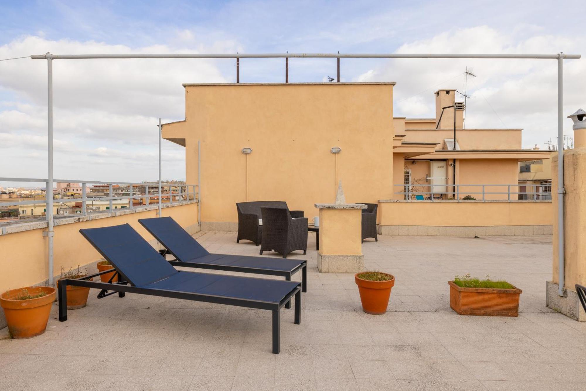 Top Floor Apt With Rooftop Terrace Near St. Peter Рим Екстериор снимка