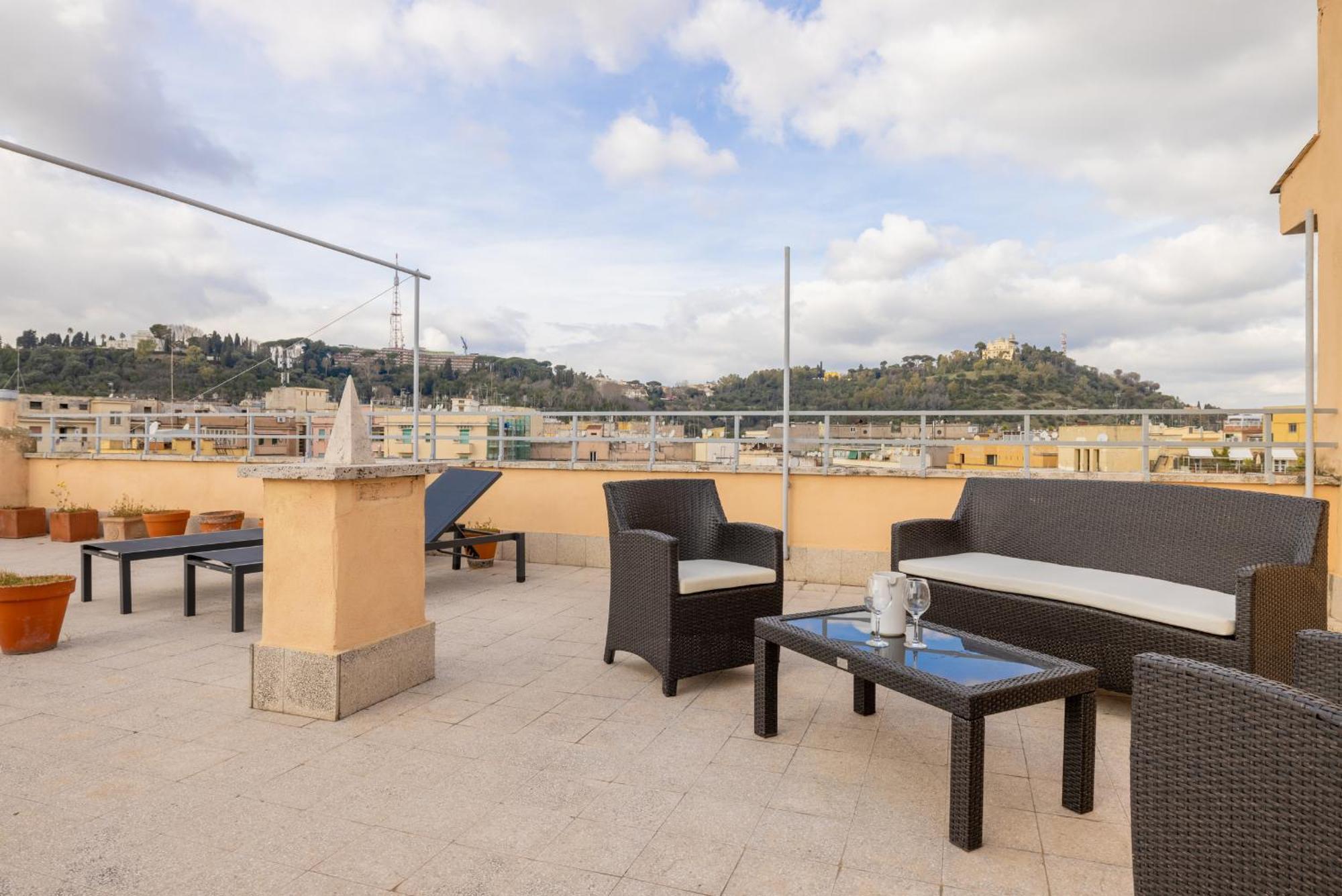 Top Floor Apt With Rooftop Terrace Near St. Peter Рим Екстериор снимка