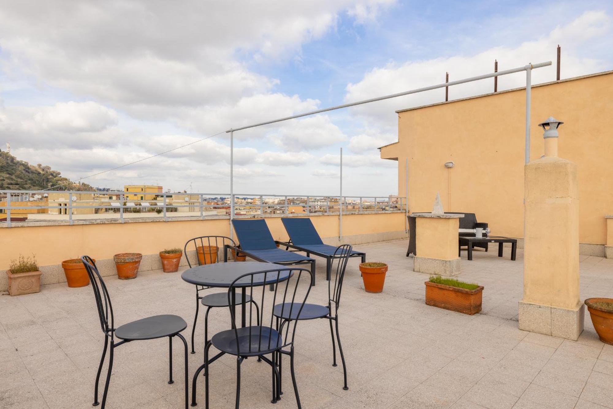 Top Floor Apt With Rooftop Terrace Near St. Peter Рим Екстериор снимка