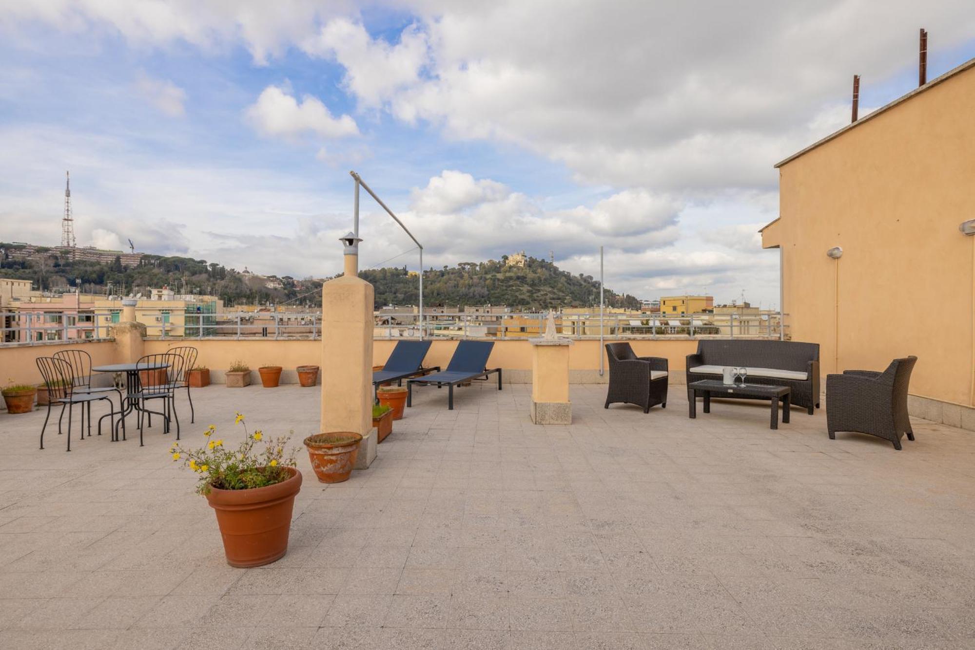 Top Floor Apt With Rooftop Terrace Near St. Peter Рим Екстериор снимка